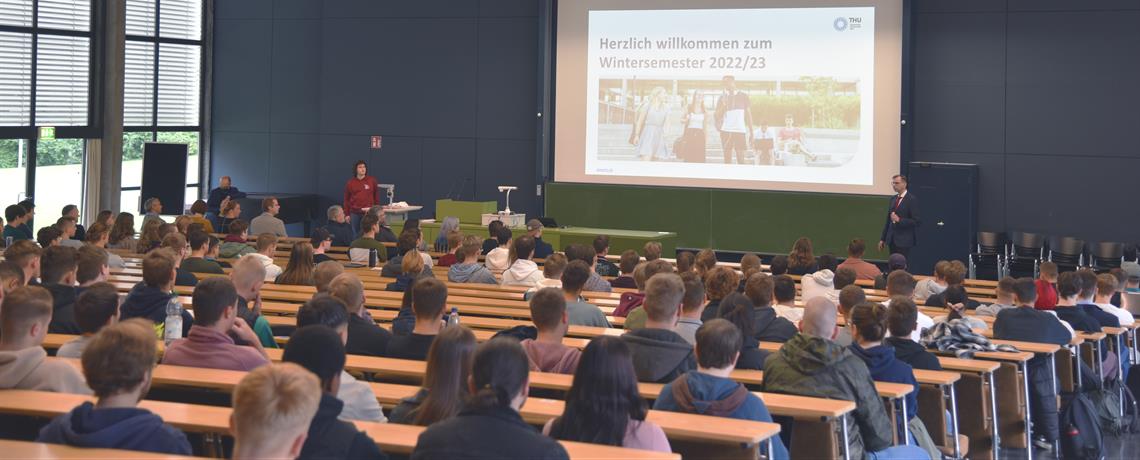 Begruessung der Erstsemester-Studierenden in der Aula der Technischen Hochschule Ulm